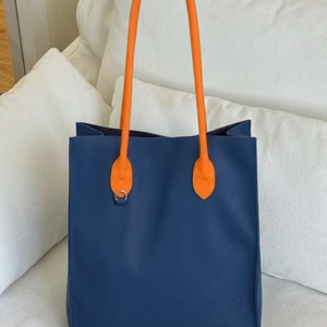 Bolso Tote Azul de PU para Mujer, Marca Beena, Gran Capacidad, Cierre de Cremallera, Decoración con Cadenas, Diseño Moderno, para Uso Diario y Viajes - Product Image 3