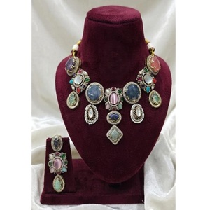 Ensemble collier et boucles d'oreilles vintage en laiton avec cristaux de strass plaqué or pour femmes, idéal pour les fiançailles, les mariages et les soirées. - Product Image 1