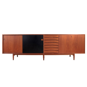 Buffet en teck de style moderne du milieu du siècle avec 6 tiroirs et porte coulissante noire - Product Image 1