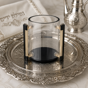 Tasse de lavage juive moderne en acrylique transparent (Lucite) à deux poignées, surface polie, pour Purim et Pessa'h, à poser sur comptoir - Product Image 5