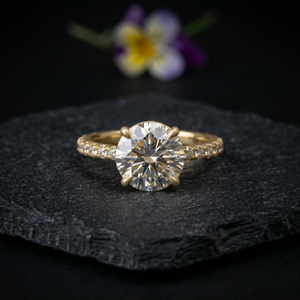 Anillo de Compromiso de Diamante Cultivado en Laboratorio de Oro de 18K Brillante con Piedras Laterales Solitarias DEF VVS Certificado IGI Aprobado por IGI de Lujo para Fiestas - Product Image 1