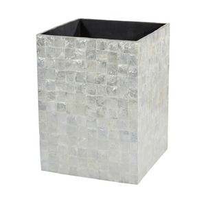 Ensemble de salle de bain blanc élégant en nacre, idéal pour l'entretien de la propreté et un espace de lavage sophistiqué, provenant d'Inde. - Product Image 3