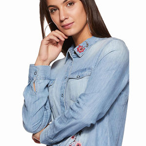 Chemise en jean délavé pour femme avec poches et boutons, Blouse décontractée en denim, Vêtements de mode OEM, Exportation - Product Image 5