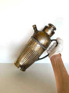 Shaker à cocktails vintage Art Déco, design argenté côtelé avec poignée en liège d'origine pour accessoires de bar élégants et articles de bar à domicile - Product Image 2