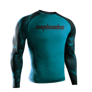 Camiseta Deportiva de Manga Larga para Hombre Saqibandco, Ajustada, de Secado Rápido, para MMA, con Logotipo Estampado en Azul y Negro en la Parte Delantera - Product Image 1