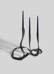 Support à bougies en aluminium fait main Blackbuck avec trois bougies bleues, écologique et durable pour la décoration de la maison - Product Image 2