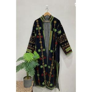 เสื้อแจ็คเก็ตยาวผ้ากำมะหยี่ปักลายดอกไม้สีดำพรีเมียม สไตล์โบฮีเมียน แขนยาว คอตั้ง เสื้อคลุมสำหรับผู้หญิงช่วงฤดูใบไม้ร่วง - Product Image 1