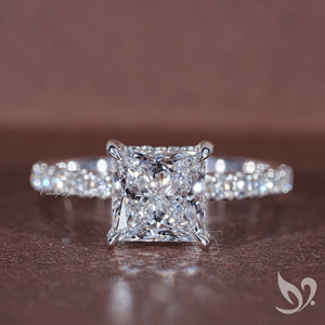 Anillo de Compromiso con Halo Oculto y Diamante Cultivado en Laboratorio con Corte Princesa de 2 Quilates, Certificado por IGI |   Anillo de Oro Sólido de 10k con Acentos Solitarios - Product Image 1