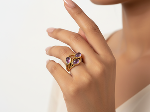 Anillo Estilo Jardín con Trío de Hojas de Amatista |   Anillo de diseño floral chapado en oro sobre latón - Product Image 2