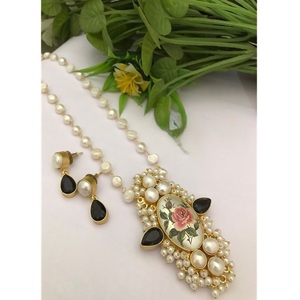 STUNNING SPARKLES - Conjunto de Collar y Pendientes de Perlas Reales Chapadas en Oro de Primera Calidad, Estilo Antiguo Fusion Mala, para Mujer - Product Image 1