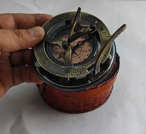 เข็มทิศนาฬิกาแดดทองเหลืองพร้อมกล่องหนัง เครื่องมือเดินเรือโบราณ สลักตัวเลขโรมัน - Product Image 5