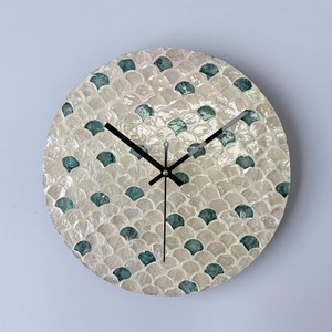 Horloge élégante en nacre, horloge murale artisanale en coquille de capiz pour la décoration de la maison, salon, chambre à coucher, fabriquée au Vietnam - Product Image 6