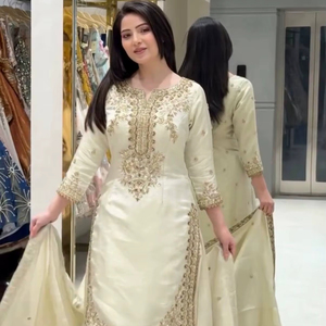 Presentamos la nueva colección de diseñadores en Cosmos con un conjunto de top, pantalón y dupatta con bordados elaborados, completamente cosido. - Product Image 1