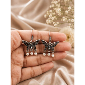 Pendientes de Mariposa de Plata Oxidada con Perlas Colgantes para Mujer, Estilo Vintage Antiguo - Product Image 3