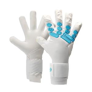 Les zones en maille respirante réduisent l'accumulation de la transpiration à l'intérieur des gants de gardien de but, permettant aux mains de rester sèches pendant les longues séances d'entraînement. - Product Image 1
