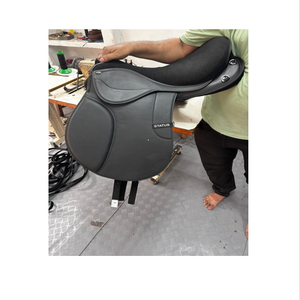 Selle d'obstacle anglaise haut de gamme en cuir avec panneaux amortisseurs, matériaux écologiques bois/plastique, quincaillerie en laiton - Fermeture douce - Product Image 1