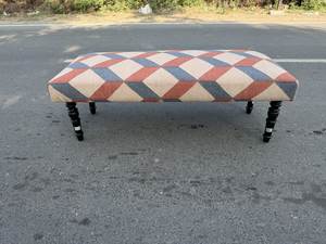 Banc rembourré en coton écologique fait main par Kuldeep Handicrafts |   Banc décoratif à motifs géométriques |   Pouf en bois rustique avec pieds en bois - Product Image 6