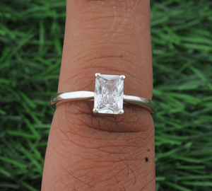 Bague solitaire en argent sterling 925 avec turquoise, bijou classique, délicat et minimaliste pour femme, cadeau de mariage ou d'anniversaire - Product Image 2