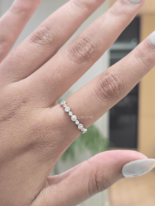 Anillo de Oro Rosa de 14k con Diamante Cultivado en Laboratorio, Certificado IGI, VVS2, 0.27ct, Engaste Alternado en Bisel, Estilo Aniversario para Mujer - Product Image 1