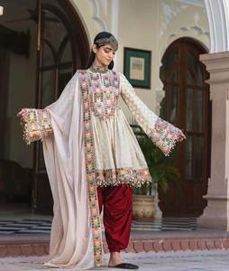 Vibrante vestido afgano Kuchi con corpiño de seda rosa y falda plisada color verde azulado con trabajo tradicional de espejos y motivos geométricos. - Product Image 3