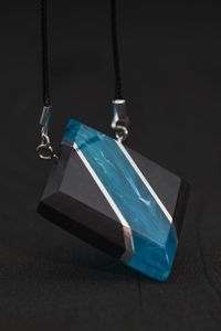 Collier pendentif en bois et résine |   Bijoux en résine époxy faits à la main |   Pendentif en bois naturel rustique - Product Image 2
