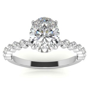 Anillo de Moissanita con Halo Oculto de Corte Ovalado, Plata de Ley 925, Chapado en Oro Blanco, Regalo de Lujo para Compromiso, Boda o Aniversario para Ella - Product Image 1