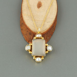 Collier pour femme en laiton plaqué or 18 carats, serti de pierres de lune blanches naturelles de style vintage avec accent de perle, idéal pour les soirées. - Product Image 3