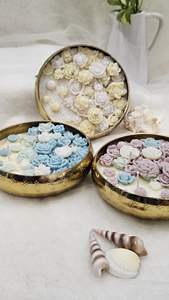 Recipiente de metal con acabado rústico para iluminación con velas en interiores de casas de campo, creando un ambiente decorativo acogedor y confortable. - Product Image 3