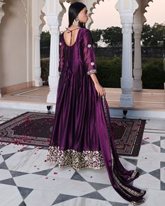 Élégante Robe Anarkali Exclusif pour Femme, Violette, pour Mariages et Occasions Festives, Manches 3/4, en Crêpe de Soie Rangoli - Product Image 6