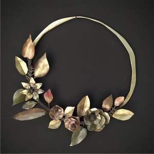 Couronne murale artisanale en laiton, sculpture vintage en cuivre de fleurs et de feuilles, décoration nordique pour la maison, ornement floral doré de luxe à suspendre - Product Image 1