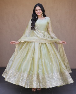 Vestidos Anarkali de seda Georgette para bodas indias con bordados elaborados de lentejuelas y Zari, y conjunto de dupatta con borde calado. - Product Image 1