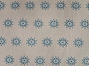 Tissu en coton blanc de qualité supérieure avec broderie florale bleue Schiffli - Matière ajourée respirante pour robes féminines - Vente chaude - Product Image 4