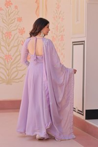 Robe Anarkali élégante et tendance pour femme, en soie zari et broderies, col en V, sans manches, ourlet évasé, longueur au sol, idéale pour les soirées. - Product Image 2