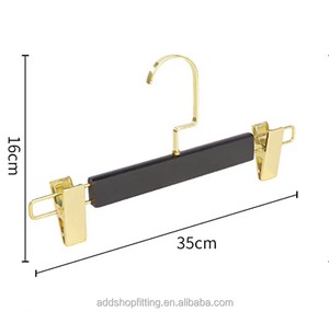 Cintre de luxe robuste en bois à un seul niveau avec logo personnalisé pour costumes, manteaux et vêtements, idéal pour hôtels, motels et auberges. - Product Image 4
