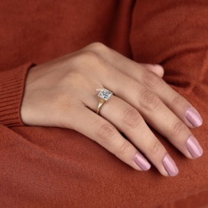 Anillo de compromiso y boda minimalista con diamante de laboratorio talla princesa engastado en bisel, oro de 14K, joyería fina personalizada, proveedor mayorista - Product Image 4