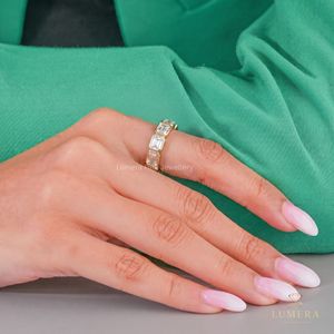 Bague demi-éternité empilable en argent sterling plaqué or avec diamant de laboratoire taille émeraude serti clos, pour mariée et usage quotidien - Product Image 3