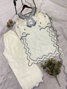 ชุดสตรีชาวเอเชียสำหรับฤดูร้อน ชุดปากีสถานพร้อมเสื้อปักลายฉลุประดับเลื่อม กางเกงพลลาโซ และผ้าคลุมไหล่ - Product Image 6