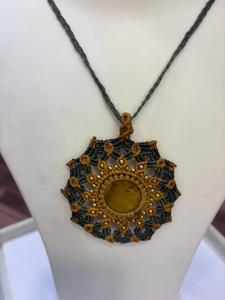 Collier pendentif en macramé fait main avec pierre naturelle œil de tigre, bijoux en cristal mandala tressé style bohème, vente en gros pour femmes - Product Image 4