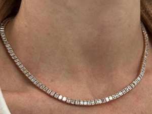 Pendentif tennis en moissanite émeraude certifiée avec chaîne à maillons en argent sterling, bijoux de luxe - Product Image 4