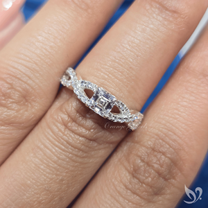 แหวนเพชรทรง Asscher 0.5 กะรัต ฝังเพชรแบบ Pave วงแหวนบิดเกลียว รับรองโดย IGI ทองคำขาว 10K แหวนหมั้น - Product Image 4