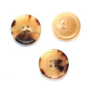 จำหน่ายกระดุมเขาควายทรงกลมสี่รูคุณภาพสูง หลายสี สำหรับเสื้อผ้า - Product Image 1