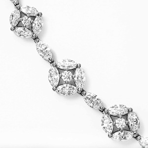 Exclusivo Collar de Oro Blanco de 14K con Zafiro de 44.20ct y Diamantes Cultivados en Laboratorio, Diseñado para Trajes de Novia y Eventos de Alta Gama - Product Image 5