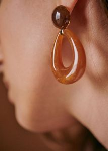 Boucles d'oreilles pendantes en résine motif fleurs de forêt, faites à la main, élégantes, art florale en résine, artisanat naturel - Product Image 6
