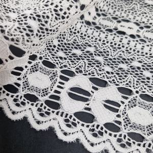 Tissu en dentelle extensible géométrique 17,5 cm en nylon et élasthanne à bord festonné pour lingerie, robes et confection de vêtements - Product Image 1