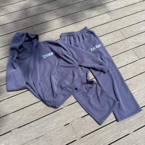 Conjunto Deportivo de Dos Piezas con Logotipo Estampado Personalizado, Efecto Desgastado por el Sol, para Invierno, Pantalón Holgado y Sudadera con Capucha, Unisex - Product Image 4
