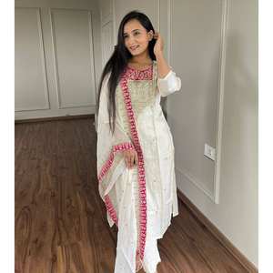 Ensemble haut-bas et dupatta en mousseline de soie Designer XL avec broderie de sequins et manches trois-quarts - Product Image 4