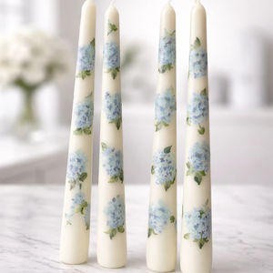 Velas Cónicas de Parafina Blancas Delicadas con Motivos de Hortensias Azules Pintados a Mano, Detalles de Hojas Verdes, Aroma a Lavanda sin Humo - Product Image 1