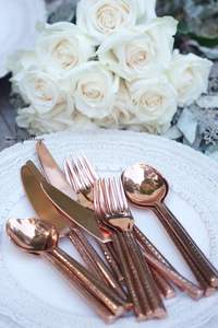 Vaisselle et couverts inspirés de l'horizon argenté, reflétant une esthétique de repas moderne et haut de gamme - Product Image 6