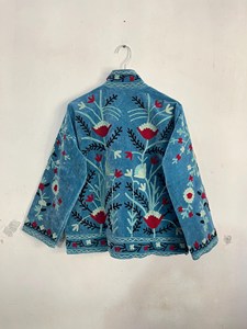Chaqueta de terciopelo de diseñador con bordados, patrones florales detallados, estilo bohemio chic, para capas de invierno, ropa exterior de moda para mujer - Product Image 4