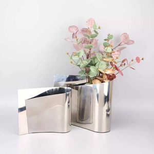 Jarrón de Flores Artístico Hecho a Mano, Adorno Decorativo de Metal Duradero para una Sala de Estar o Comedor con Estilo - Product Image 1